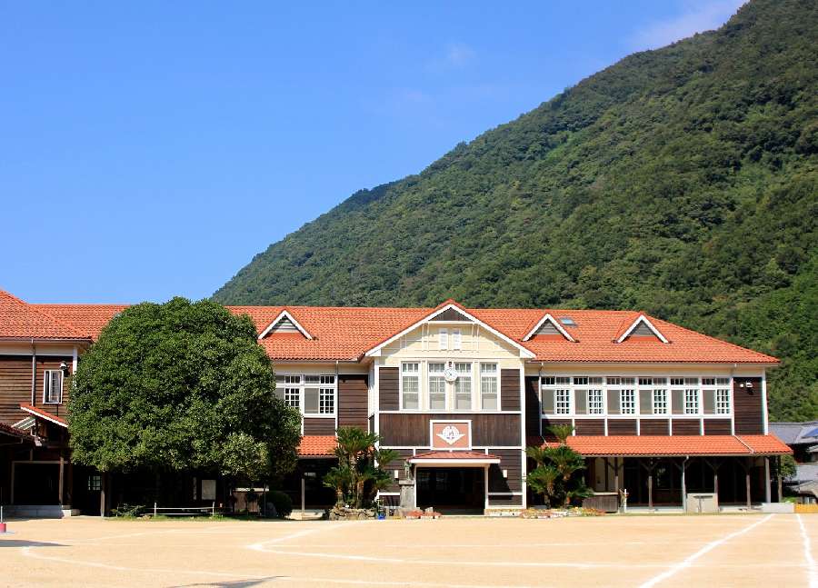 愛媛県最古の現役木造校舎をもつ翠小学校